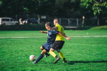 皇马内讧升级！曝2巨星1天2次冲突+大打出手 1.2亿队长受伤需缝针（配图示意）